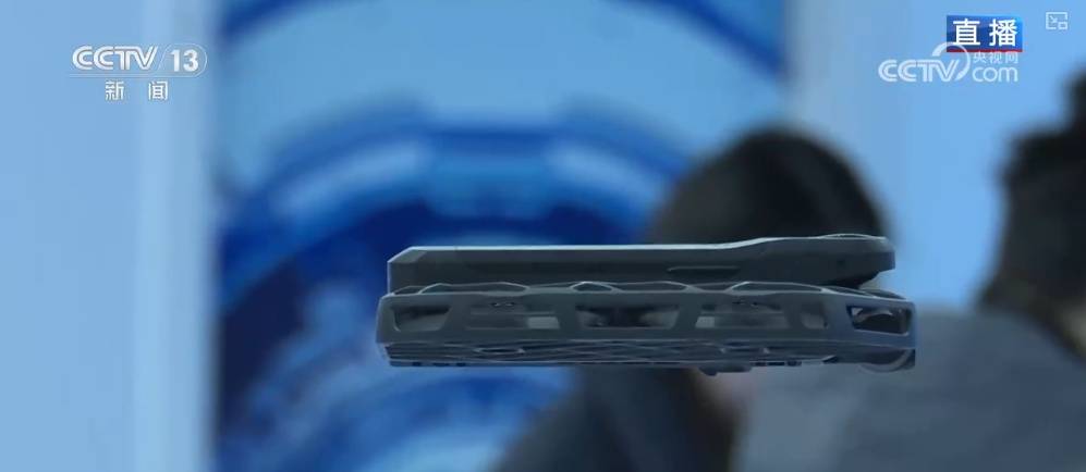 品成为“新特产” 中国智造激发消费市场强劲动能ag九游会登录AI毛绒玩具、飞行相机……科创新(图2)