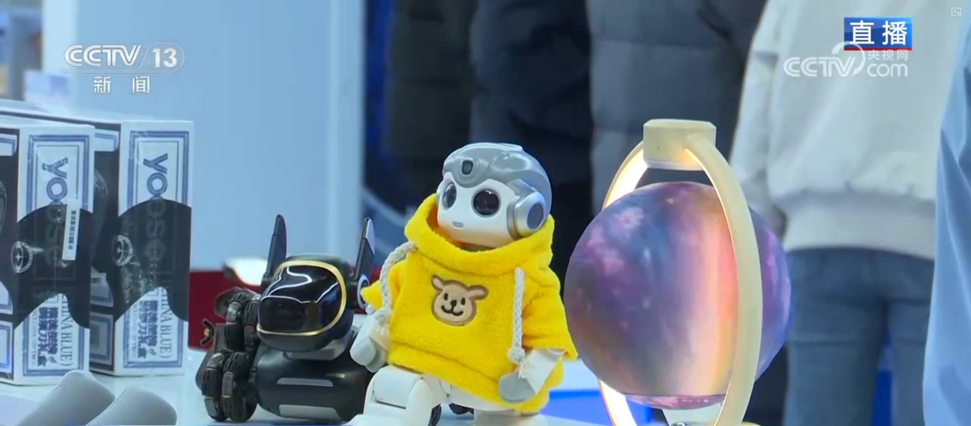 品成为“新特产” 中国智造激发消费市场强劲动能ag九游会登录AI毛绒玩具、飞行相机……科创新(图5)